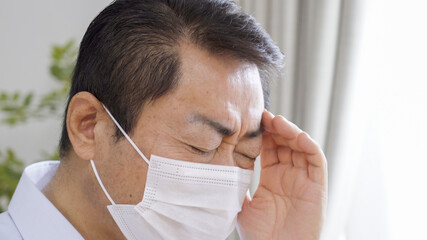 マスクをした体調不良の中高年男性