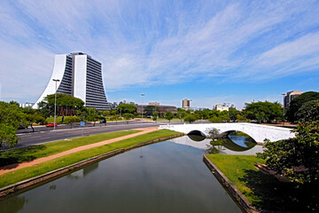 Fototapeta premium Edifício Centro Administrativo e Ponte dos Açorianos, Porto Alegre. Rio Grande do Sul. Brasil