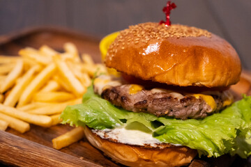 肉厚なハンバーガーとポテトフライ