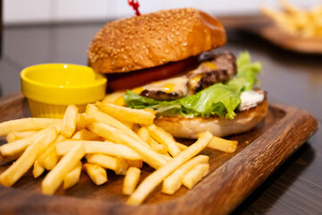 肉厚なハンバーガーとポテトフライ