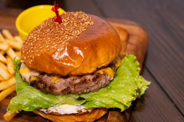 肉厚なハンバーガーとポテトフライ