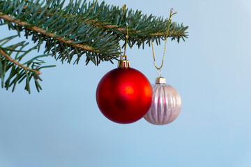 Christmas balls hung on a Christmas tree.  クリスマスツリーの吊り下げられたクリスマスボール