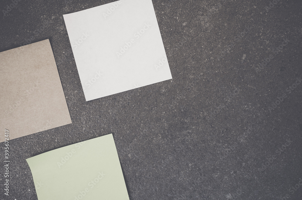 Aufkleber top view of blank paper memos on a rough-textured surface with copy space