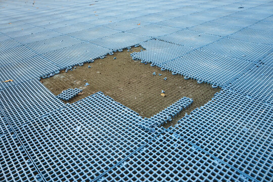 Polypropylene rubber sheet has deteriorated. Anti-slip rubber sports court flooring used for playing, 
Futsal field.