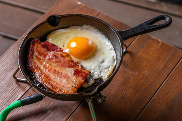 ベーコンエッグ　 Bacon and eggs and iron pan