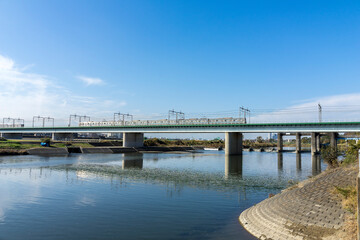 Fototapeta na wymiar 多摩川に架かる鉄橋の風景