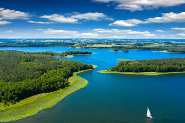 Mazury-kraina tysiąca jezior  w północno-wschodniej Polsce - 395675282