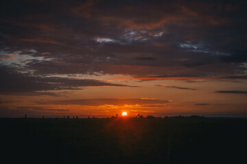 El sol empieza a salir en la llanura Colombiana.