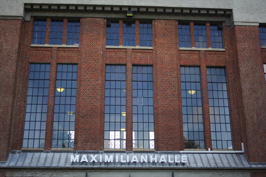 Bachsteinfassade mit Verglasung der Maximilianhalle in Hamm Werries - Nordrhein Westfalen
