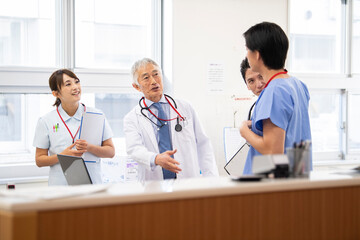 病院内で会話をする医師達