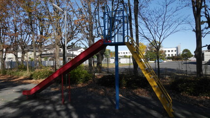 Fototapeta na wymiar 公園、日本の公園、Japanese park、遊具、Playground equipment、乗り物、vehicle、面白い遊具、Interesting playground equipment、滑り台、slide、すべる