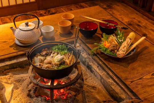 囲炉裏でなべ料理　Chicken hot pot made in Japanese hearth