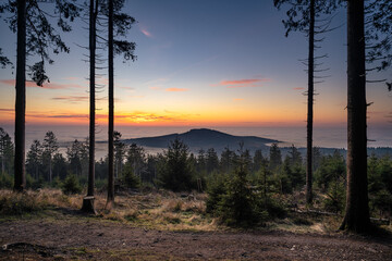 Blick auf den Altkönig im Taunus kurz vor Sonnenaufgang