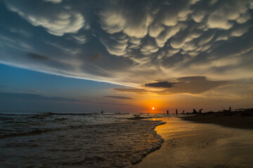 Obraz premium Sunset with beautiful clouds over the seashore