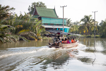 Obraz premium tourism people seeing riverside lifestyle on wood boat passenger