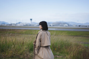 空港の公園にいる女性