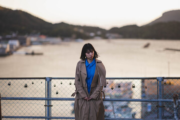 夕暮れの海の街にいる女性