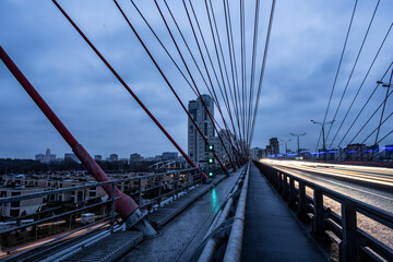 Obraz premium red cable-stayed bridge and freeway at sunrise on winter morning