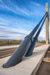 Moderne Schrägseilbrücke mit massiven Stahlseilen für viel Stabilität