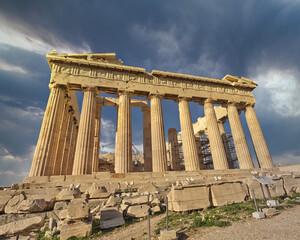 Obraz premium Parthenon antique temple and scenic sky on Acropolis of Athens, Greece