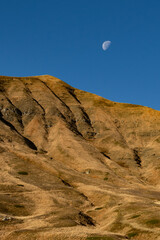 Fototapeta na wymiar Montagna in tardo autunno con luna sullo sfondo