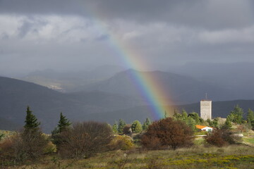 Village de Prats de Sournia dans les Pyrénées Orientales du fenouillèdes avec son clocher et arc en ciel sous l'orage de pluie