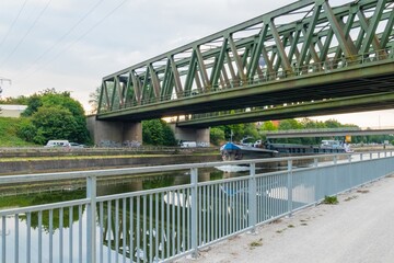 Frachtschiff unter Eisenbahnbrücke Main Donau Kanal Nürnberg