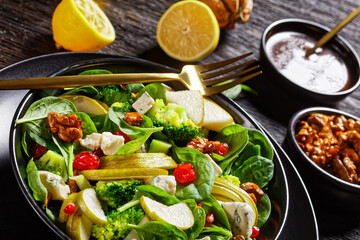 pear salad with blue cheese and greens