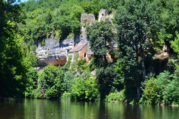 Fototapeta na wymiar Village troglodyte de La Madeleine en Périgord