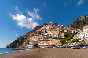 Blick auf den Strand und die Häuser von Positano an der Amalfiküste in Kampanien, Italien