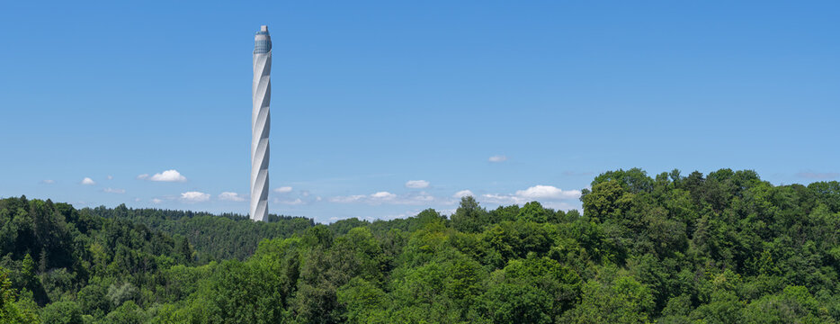 Testturm Rottweil in Deutschland - Panoramablick &uuml;ber den Wald im Neckartal mit blauem Himmel