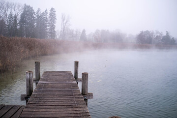 Fototapeta na wymiar Pfäffiker See mit Nebel im Morgengrauen