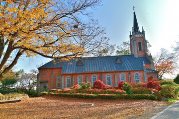가을 속 교회 풍경