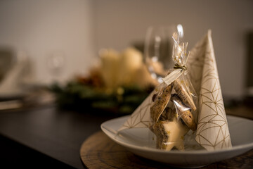 Tischdekoration zu Weihnachten mit einem Adventskranz 