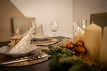 Tischdekoration zu Weihnachten mit einem Adventskranz 