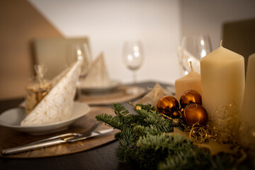 Tischdekoration zu Weihnachten mit einem Adventskranz 