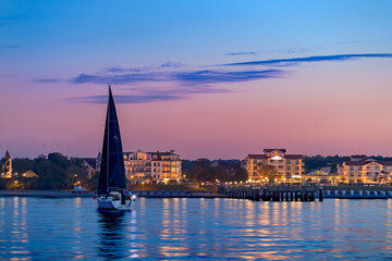 Segelboot bei Nacht vor K&uuml;hlungsborn