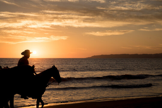 Coucher de soleil sur la côte pacifique et cow-boy à cheval, Nuevo Vallarta, Mexique