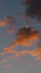 Magnifiques teintes orangées sous des cumulus fractus, observées pendant le coucher du soleil