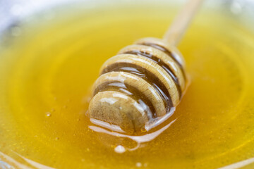 Drewniana łyżka w miodzie
