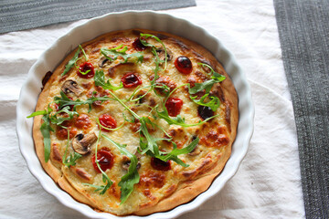 Pizza sauce blanche, mozzarella, tomates cerises et roquette