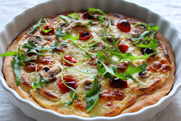 Pizza sauce blanche, mozzarella, tomates cerises et roquette