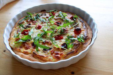 Pizza sauce blanche, mozzarella, tomates cerises et roquette