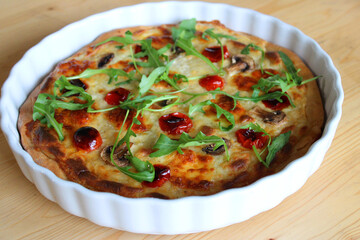 Pizza sauce blanche, mozzarella, tomates cerises et roquette