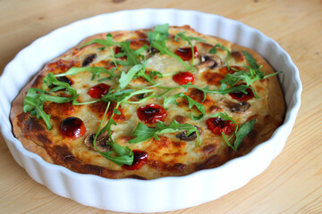 Pizza sauce blanche, mozzarella, tomates cerises et roquette