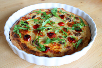 Pizza sauce blanche, mozzarella, tomates cerises et roquette