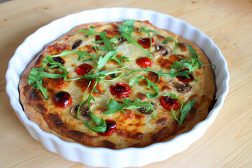 Pizza sauce blanche, mozzarella, tomates cerises et roquette