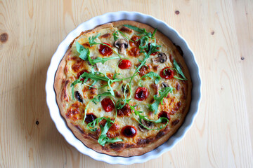Pizza sauce blanche, mozzarella, tomates cerises et roquette