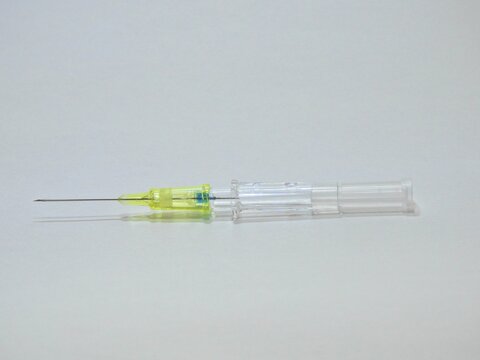 サーフロー針　留置針　点滴　サイズ24G 黄色