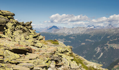 Obraz premium Mountain path and swiss Alps in the background